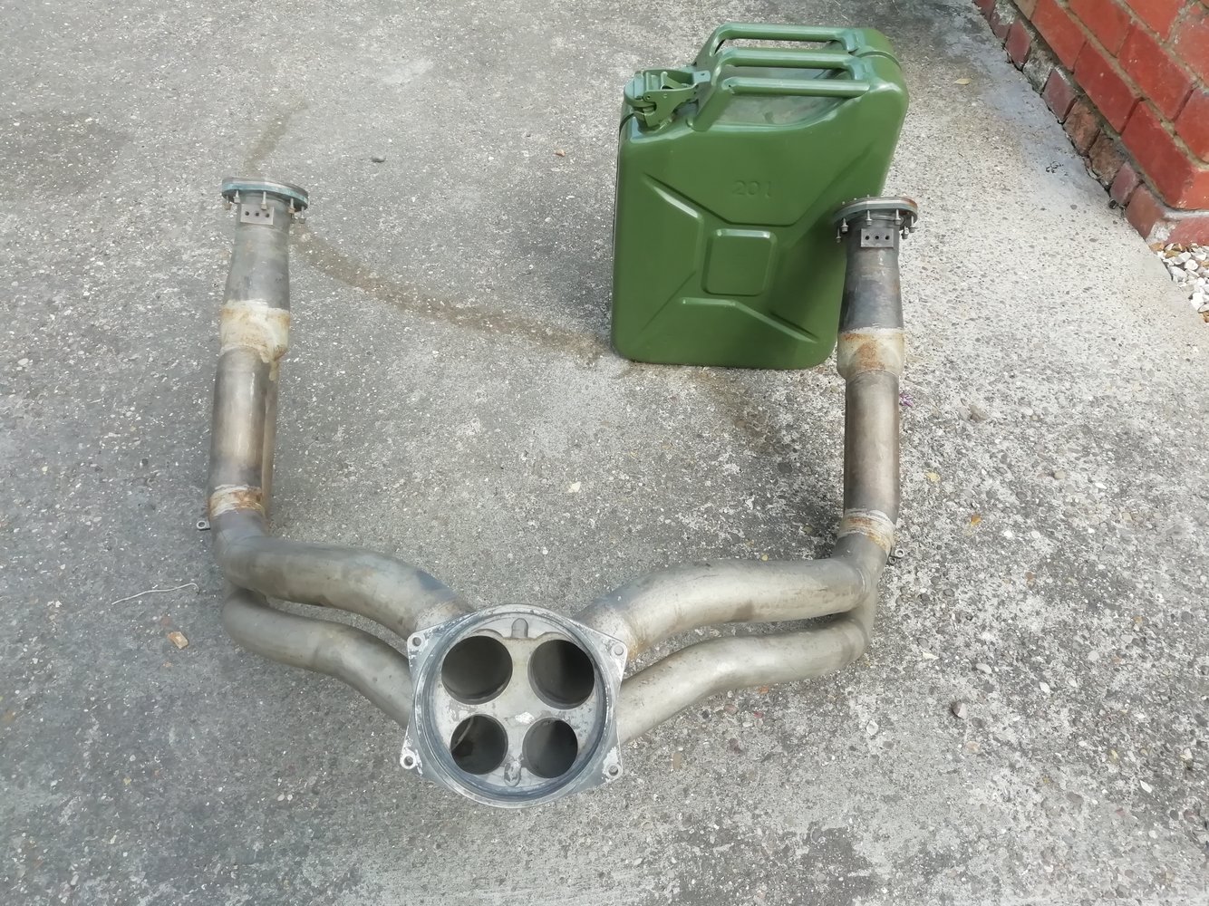 exhaust manifold.jpg