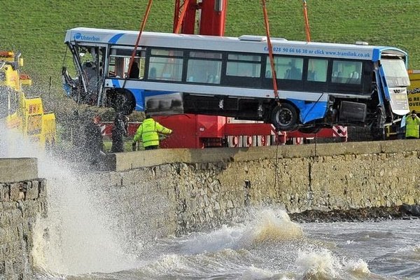 Bus-plunges-into-the-sea-and-is-salvaged-by-a-giant-crane (2).jpg