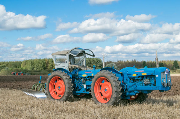 vintage-doe-triple-d-tractor-pulling-plough-dual-drive-working-field-ploughing-match-made-erne...jpg