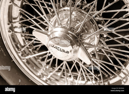 wire-wheel-of-classic-jaguar-car-D0CBN0.jpg