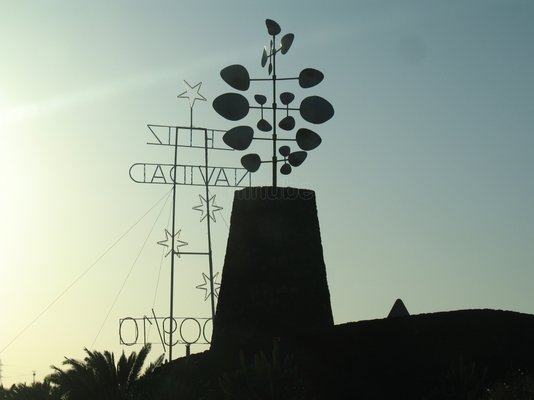 juguetes-del-viento-cesar-manrique_504829.jpg